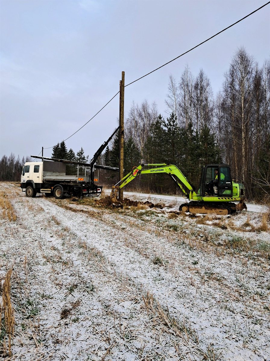 Elektriliini posti paigaldus talvel — Hyundai ekskavaator ja kraanapuksiir Lõuna-Eestis