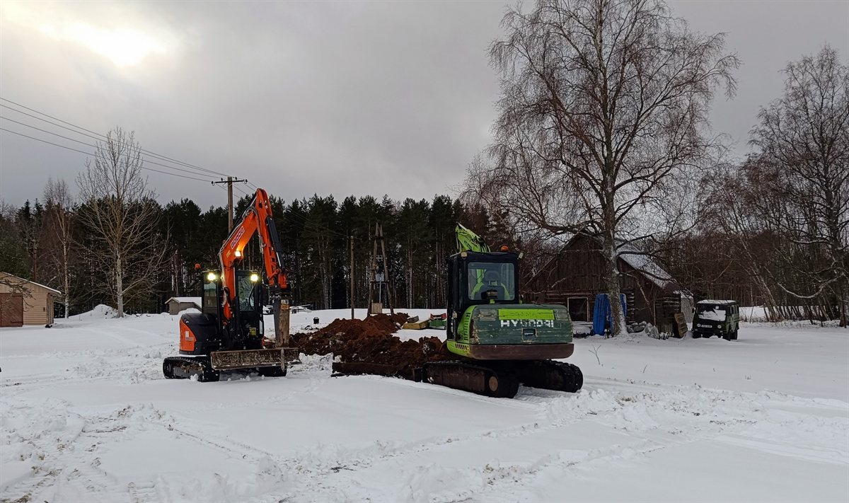 Maakaabli kaevetööd kahe ekskavaatoriga talvel — Komatsu ja Hyundai objektil